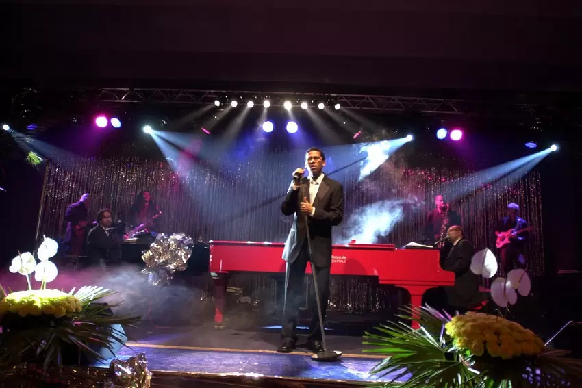 Glanz brachte der Sportlerball in die Salierhalle. Hier trat auch ein noch junger Xavier Naidoo auf.