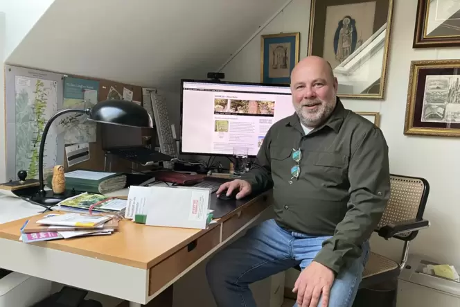 Klaus Kurre in seinem Arbeitszimmer, wo er nicht nur seinem Beruf nachgeht, sondern auch einen Führer für Neustadts Hauptfriedho Klaus Kurre in seinem Arbeitszimmer, wo er nicht nur seinem Beruf nachgeht, sondern auch einen Führer für Neustadts Hauptfriedho