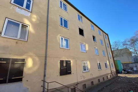 Geöffnete Fenster auf der Rückseite des Gebäudes. Das Brandhaus am Montagmorgen.