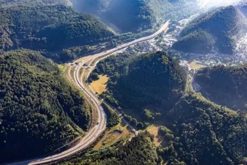 So schlängelt sich die B10 bei Hinterweidenthal durch den Pfälzerwald.