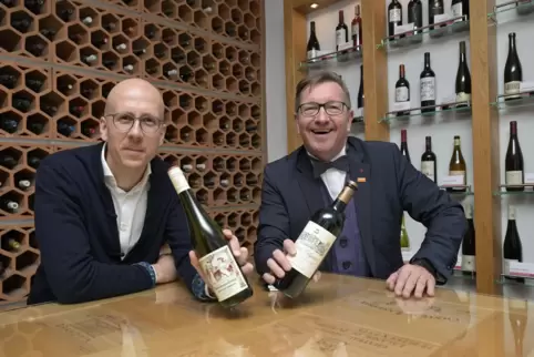 Fast eine Million Flaschen Wein hat das Team der BASF-Weinkellerei um Marc Oliver Heilos (links) und Bernhard Wolff auf Lager. 