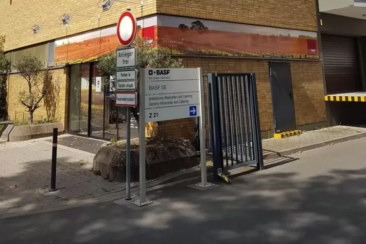 Unscheinbar: der Eingang zur Weinkellerei in der Anilinstra&szlig;e.