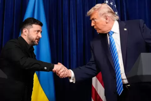 US-Präsident Donald Trump (rechts) und der ukrainische Präsident Wolodymyr Selenskyj kommen bei ihren Verhandlungen nur schrittw