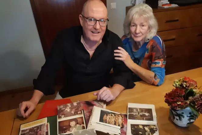 Karl Manz und seine Mutter Margot für die RHEINPFALZ-Serie gemeinsam ins Fotoalbum