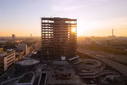 Bald Geschichte: Das Rathausskelett im Sonnenuntergang.