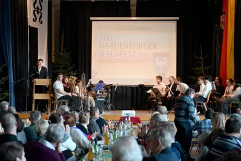 Bis auf den letzten Platz besetzt: die Turnhalle des ASV Hardenburg. Am Rednerpult Ortsvorsteher Thorsten Brand.