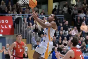 Spektakulär: Oluwadamilola Ade-Eri von den Ahorn Camp Baskets aus Speyer.