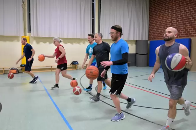 Coole Truppe: Die Ottertown Baskets treffen sich in der Schulturnhalle.