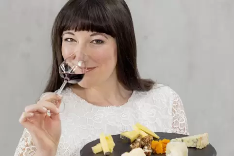 Die Käsesommelière Anna-Maria Löffler hat ihre Leidenschaft für Wein und Käse zum Beruf gemacht.