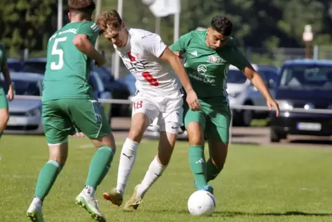Übernimmt beim ASV Langweiler/Merzweiler Verantwortung: Suren Hovsepyan (rechts), hier noch im Trikot des FV Kusel im Spiel gege