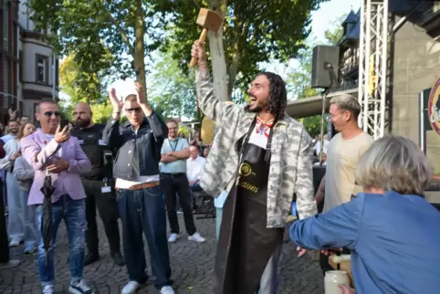 Hat sich ins goldene Buch der Stadt eingetragen: Sänger Bojan Kalajdzic Hat sich ins goldene Buch der Stadt eingetragen: Sänger Bojan Kalajdzic
