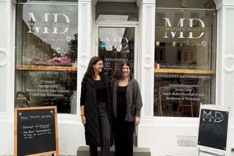Monika (links) und Ida Wilden vor ihrem Café Maison Douce am St. Johanner Markt in Saarbrücken. 
