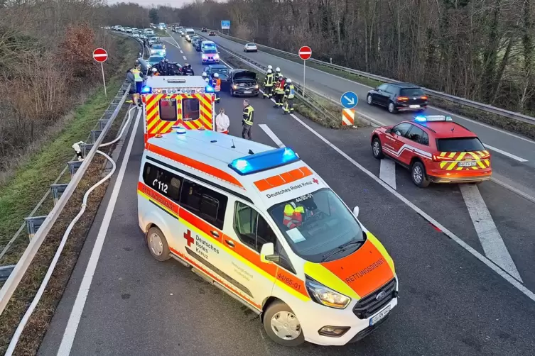 Im dichten Feierabendverkehr kam es auf der B38 kurz nach der Abfahrt Neustadt-Nord zu einem Auffahrunfall mit drei Fahrzeugen.