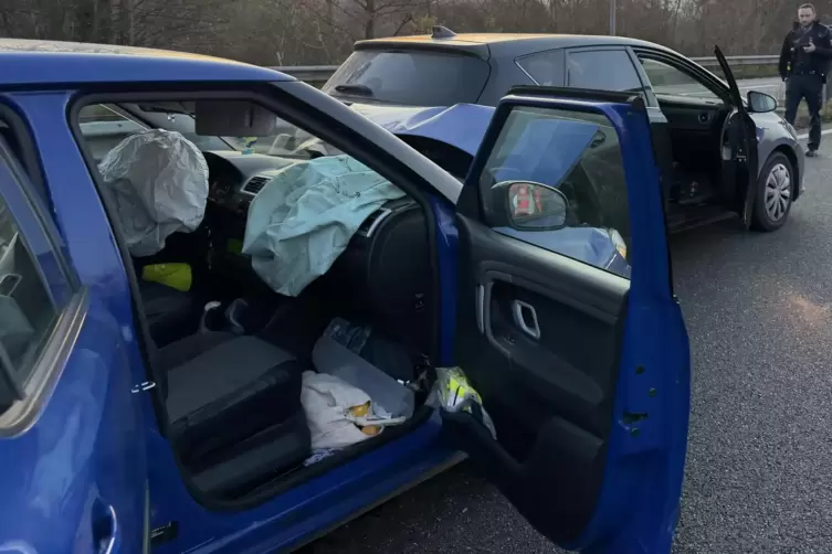 Beim Unfall auf der B38 nach der A65-Abfahrt Neustadt-Nord wurden die Airbags eines Skodas ausgel&ouml;st. 