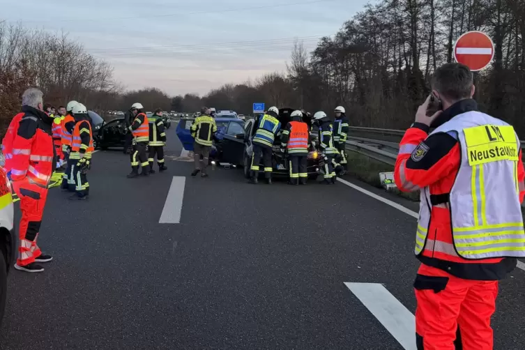 Die Feuerwehr bef&ouml;rderte die Unfallwagen zur Seite, um die Abfahrt schnell wieder halbseitig befahrbar zu machen. 