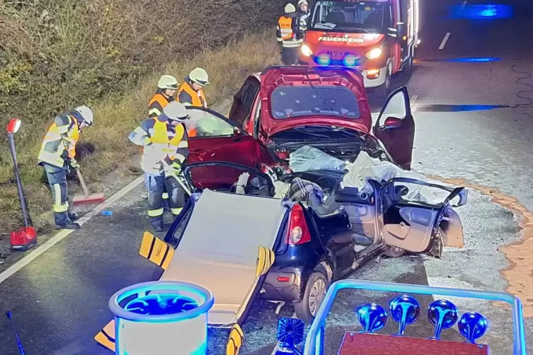 Bei einem Frontalzusammensto&szlig; zweier Autos auf der L516 sind drei Menschen schwer verletzt worden. 