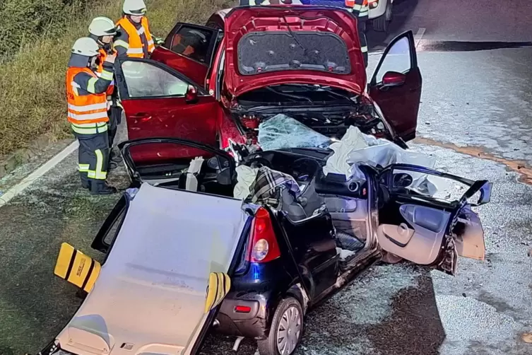 Die zwei Insassen des Kleinwagens mussten per Crash-Rettung von der Feuerwehr geborgen werden. Beide schwebten zu dem Zeitpunkt 