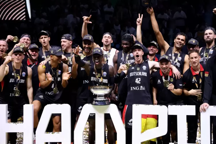 Europameister: Die deutschen Basketballer jubeln in Riga. 