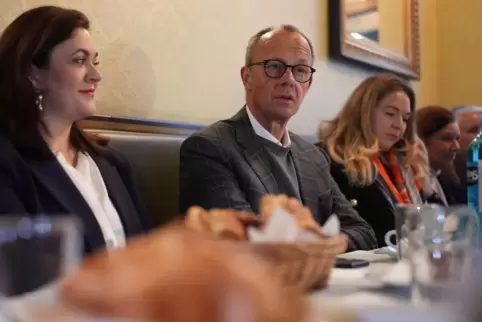 Als Kanzlerkandidat hat sich Friedrich Merz beim „Ladies Coffee“ in Hamburg unter die Frauen gemischt. 