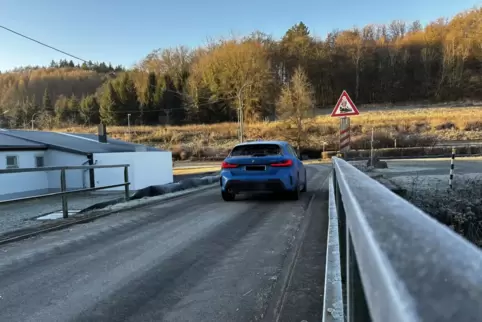 Der Ersatz für die Brücke am Stambacher Sportplatz kommt später. Neuester Grund sind Reptilien, die erst im Frühjahr umziehen kö