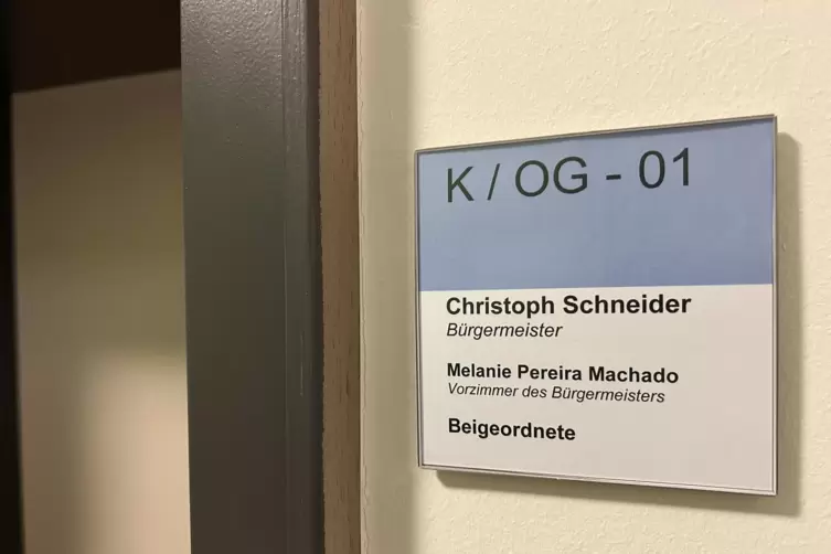 Schon mehrere Wochen vor dem offiziellen Amtsantritt montiert: das B&uuml;ro-T&uuml;rschild mit dem Namen des neuen B&uuml;rgermeisters. 