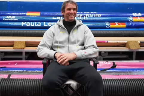 Andrei Tivontchik vor den „Arbeitsgeräten“ der Stabhochspringer. 