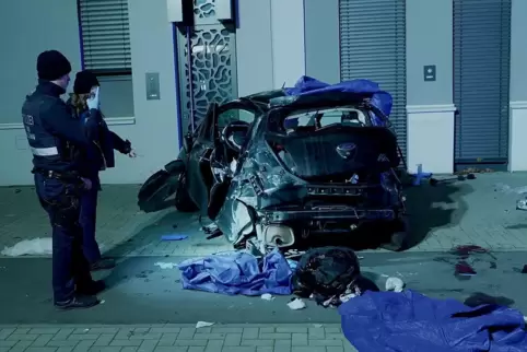 Ermittler am Unfallort. 