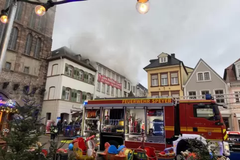 Einsatz am Neujahrsmarkt: Rauch dringt aus dem Dachstuhl. Einsatz am Neujahrsmarkt: Rauch dringt aus dem Dachstuhl.