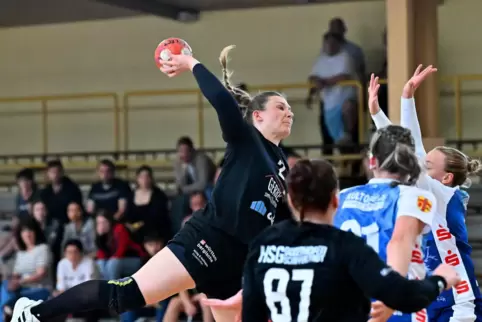 Ragt als Torschützin sogar noch etwas heraus: Jennifer Fohs (am Ball) von der HSG Dudenhofen/Schifferstadt, hier gegen Merzig.