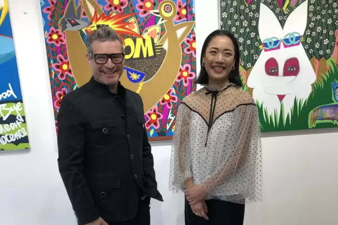 Die Künstlerin Keiko Yamagiwa stammt aus Tokio, hat in London studiert und lebt jetzt in Deidesheim, unser Foto zeigt sie mit de Die Künstlerin Keiko Yamagiwa stammt aus Tokio, hat in London studiert und lebt jetzt in Deidesheim, unser Foto zeigt sie mit de
