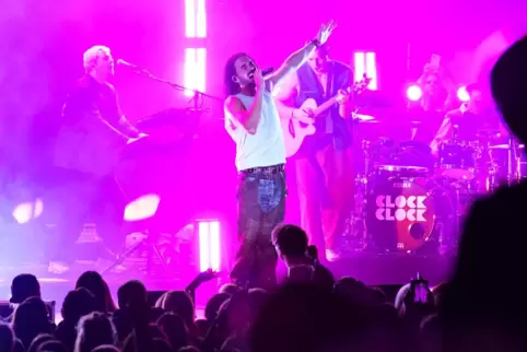 „Boki“ rockt das Altstadtfest: Der in Speyer aufgewachsene Bojan Kalajdzic und seine Band ClockClock stoßen auf großes Publikums „Boki“ rockt das Altstadtfest: Der in Speyer aufgewachsene Bojan Kalajdzic und seine Band ClockClock stoßen auf großes Publikums