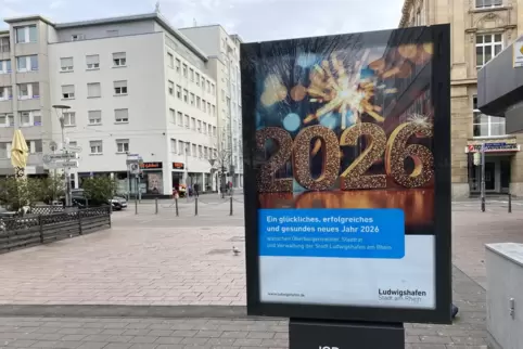 Glückwunschplakat der Stadt in der Fußgängerzone. 