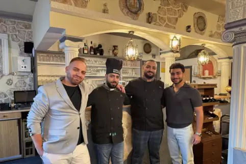 Im Sommer haben die Brüder Fouad und Abdulkarim Tahhan (Zweiter und Dritter von rechts) in Dannstadt das Restaurant Rhein-Orient