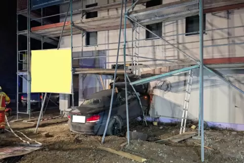 Kam erst in der Hauswand zum Stehen: das Auto des 23-jährigen Unfallverursachers. 