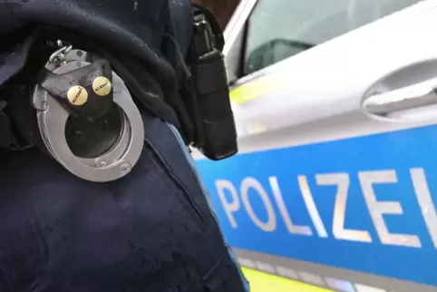 Die 28-Jährige war so aggressiv, dass sie von den Beamten gefesselt werden musste. 