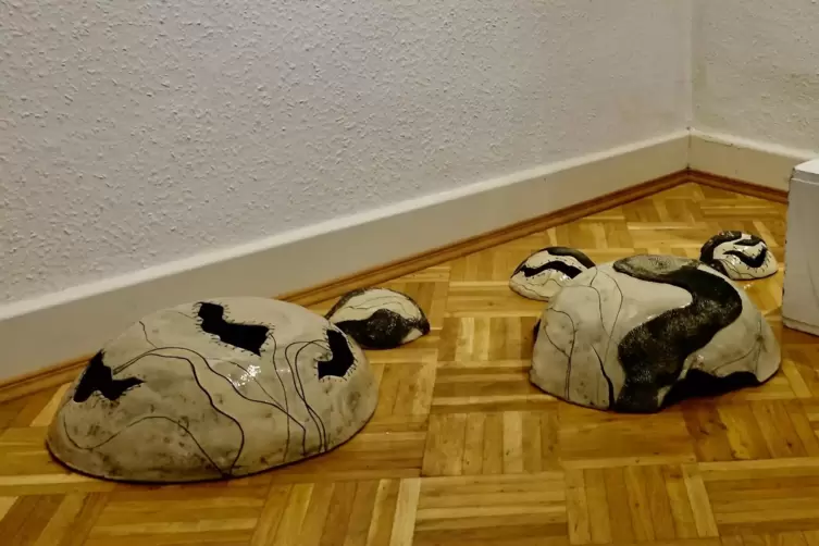 Ein Arrangement aus Steinkuppeln zeigt Emely Burkhardt in der Zweibr&uuml;cker Schau.