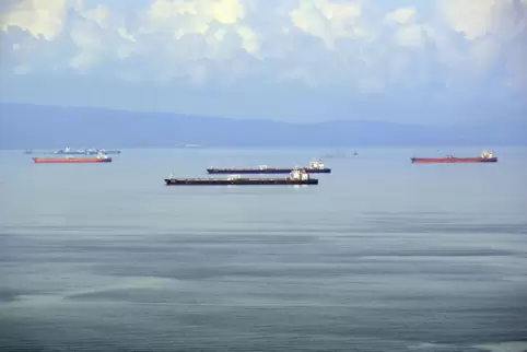 Tanker mit venezolanischem Öl in der Bucht von Pozuelos.