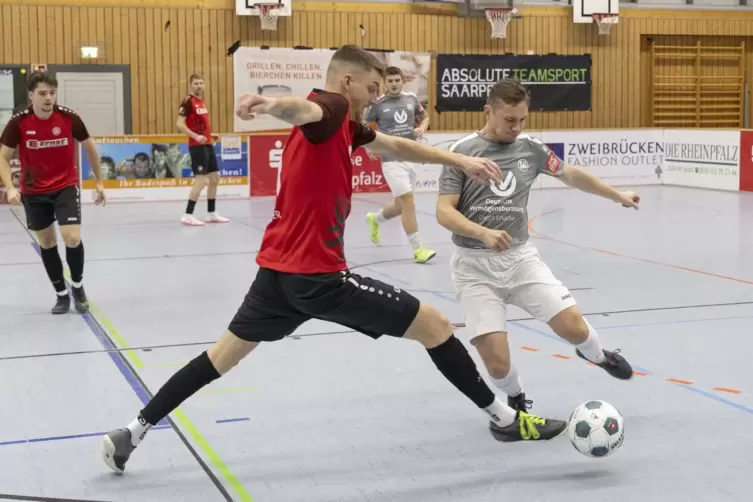 Zwei Pechv&ouml;gel im Finale: TSC-Spieler Mirko T&uuml;llner (links), der den entscheidenden Neunmeter verschoss, und Mario Eudenbach (SV
