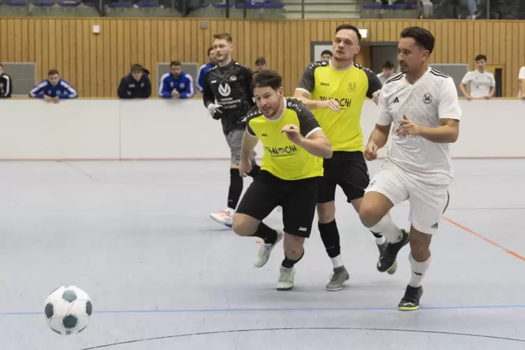 Im Spiel um Platz drei erk&auml;mpft sich hier SVI-Spieler Valentin Hauf (vorne links) den Ball vor SVN II-Kicker Dennis Nima (vorne 