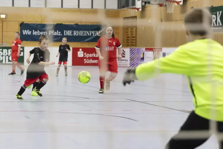 K&uuml;nftig gemeinsam am Ball: Das Einlagespiel der F-Jugend gewann der TSC (in Schwarz) gegen die TSG Mittelbach-Hengstbach mit 4:1