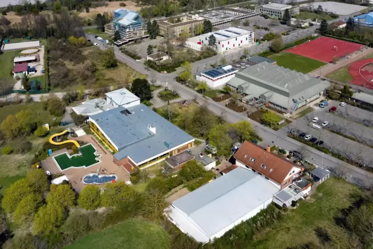 Das Kreisbad liegt im Schifferstadter S&uuml;den nah bei Schulen, Kitas und auch bei der Kreisvolkshochschule.