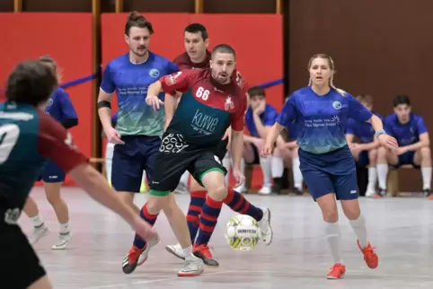 Gemischte Teams auf dem Feld: SG Rückwärtskicker (blau) gegen FC Schobbeklopper.