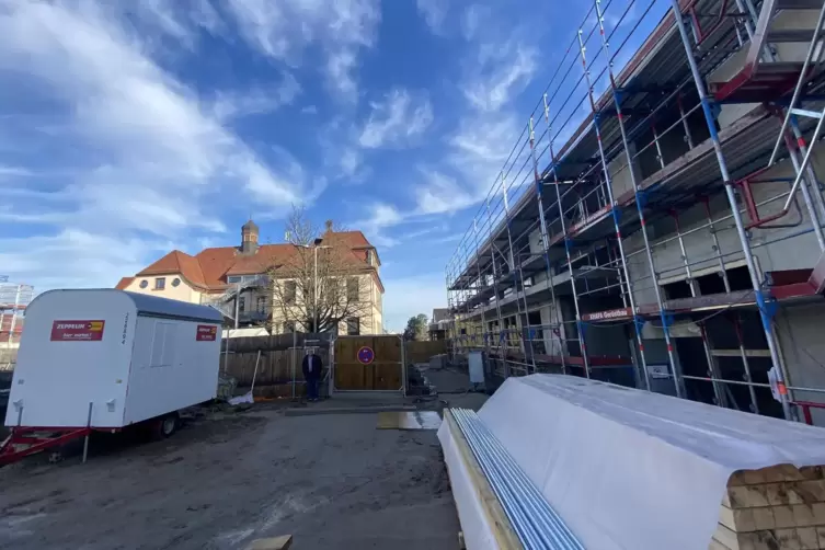 Noch ist der Schulhof der Grundschule vom Baufeld abgetrennt. Rechts steht der Rohbau f&uuml;r Kita und Mensa, nun soll der Innenausb
