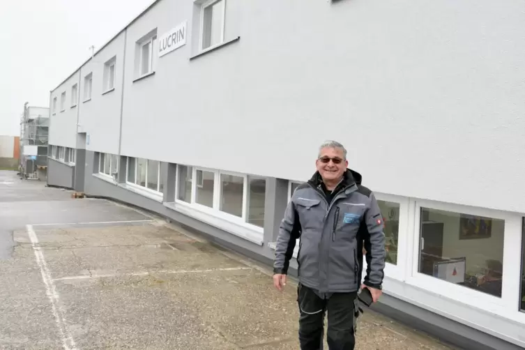 Salvatore Federico vor einer energetisch sanierten Halle, in der inzwischen 20 Mitarbeiter t&auml;tig sind. 