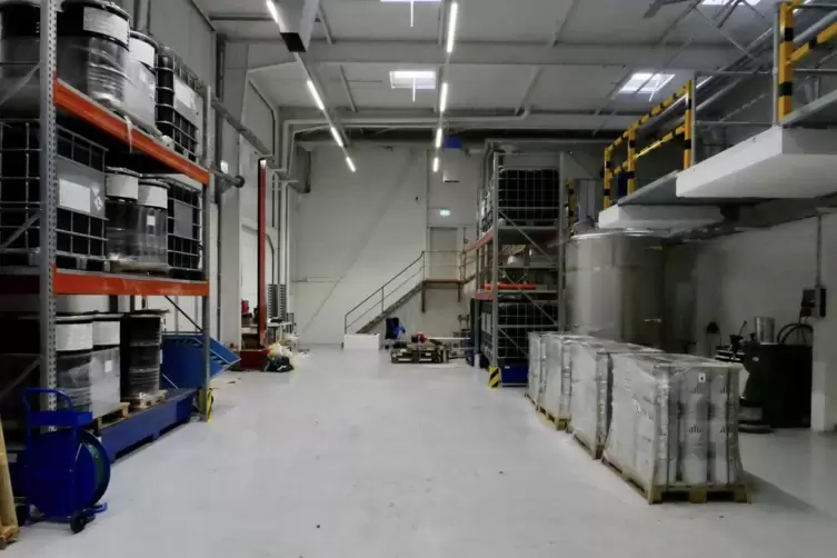 Die Firma PS-Resins nutzt die fr&uuml;her f&uuml;r Klebstoffe gebauten Halle f&uuml;r ihre Kunstharze, die f&uuml;r Lebensmittel geeignet sein solle