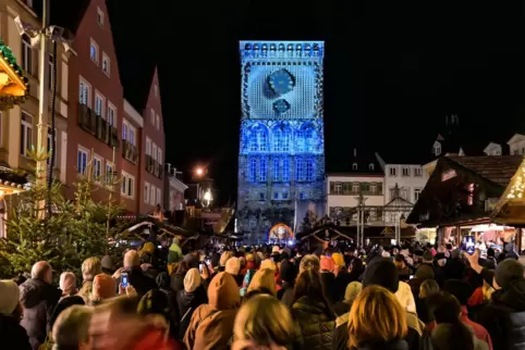 Großes Interesse: Schwamborns Premiere beim Altpörtel-Videomapping. Großes Interesse: Schwamborns Premiere beim Altpörtel-Videomapping.