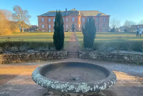 Lädt zum Spaziergang ein: Das Barockschloss des Freiherrn von Hacke mit seinem weitläufigen Schlosspark ist das Wahrzeichen des 