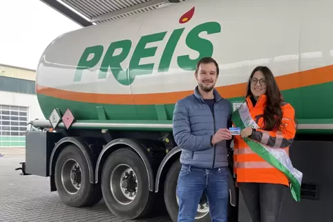 Preis-Übergabe an die Kuseline: Unternehmer Michael Preis übergibt das Sponsorengeschenk an Anna-Lena Rumpf.