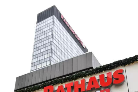 Ein Bild aus besseren Tagen: Das Rathaus-Center in Ludwigshafen. Der Abriss ist schon weit fortgeschritten. 