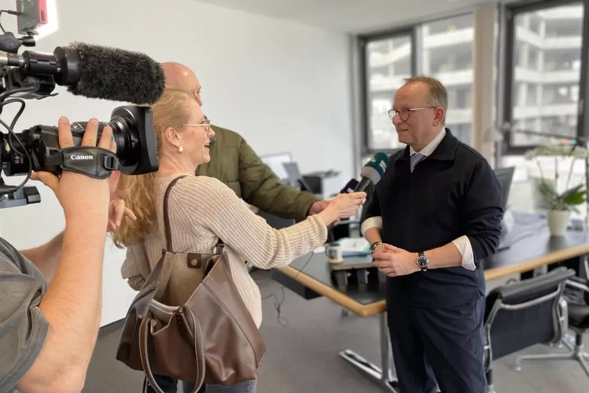 Medienmarathon: Der neue OB Klaus Blettner gibt Interviews.